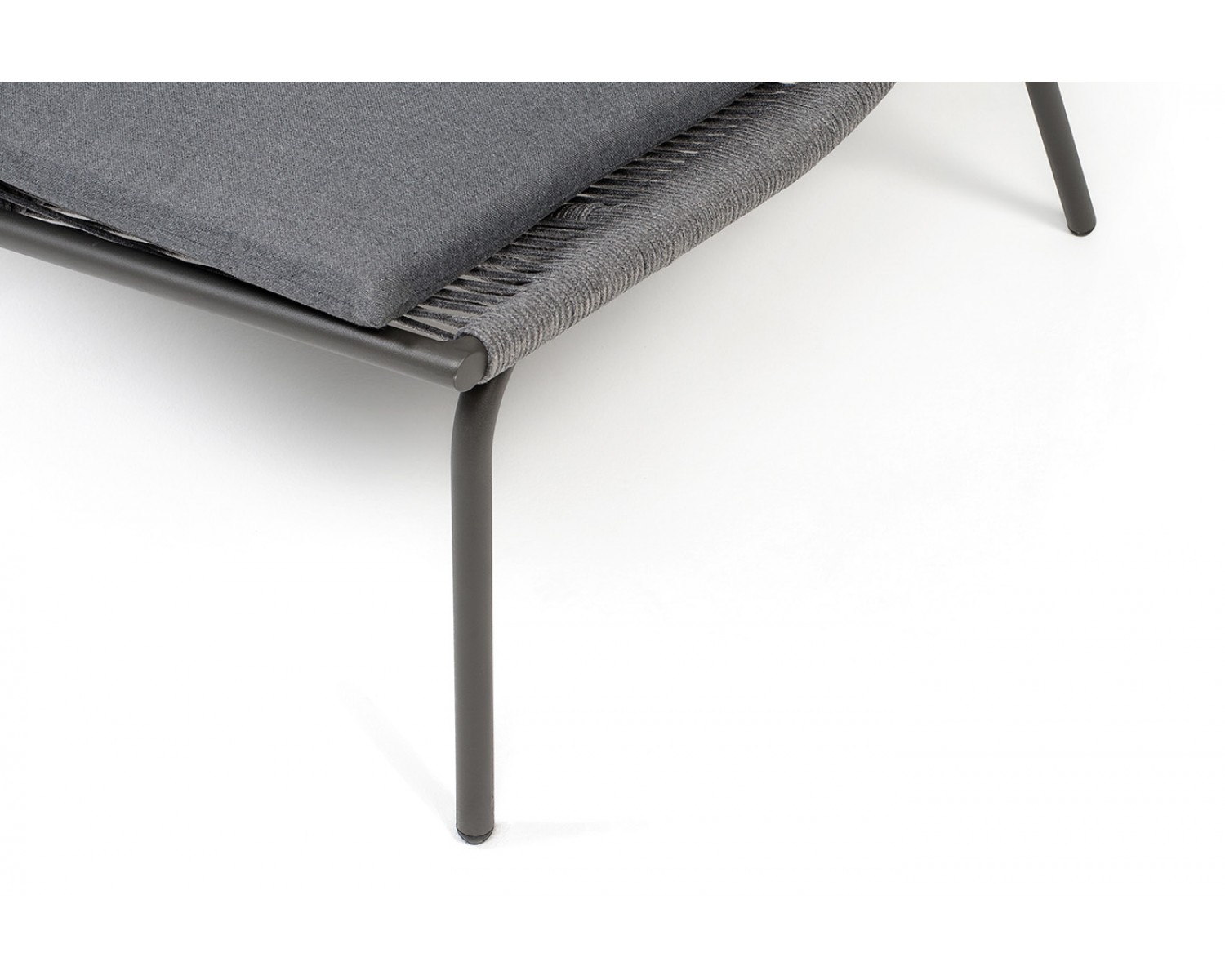 "Авиньон" кресло плетеное из роупа, каркас алюминий серый (RAL7022) муар, роуп серый круглый, ткань темно-серая 027