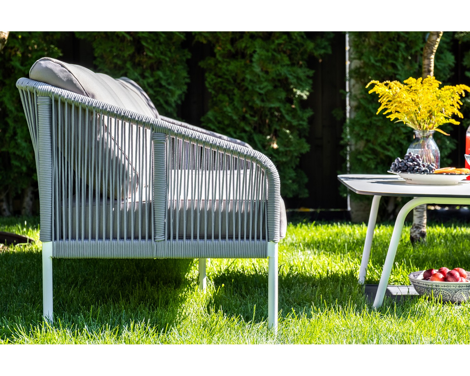 "Канны" диван 2-местный плетеный из роупа, каркас алюминий белый, роуп светло-серый кругл, ткань серая