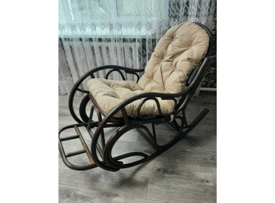 Кресло-качалка из ротанга 05/05, подушка бежевая