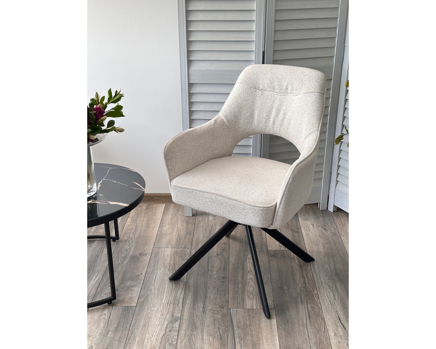 Стул GUARA 180 град. поворот. цвет бежево-белый RAVEN 22 / черный каркас, ®DISAUR